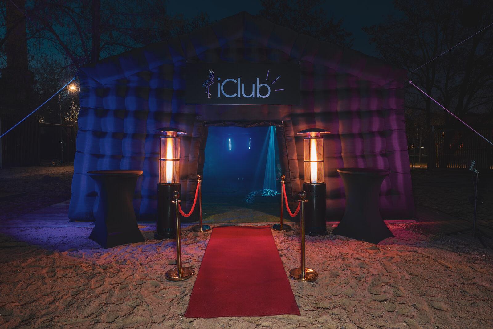 Mobilny klub iClub nocą
