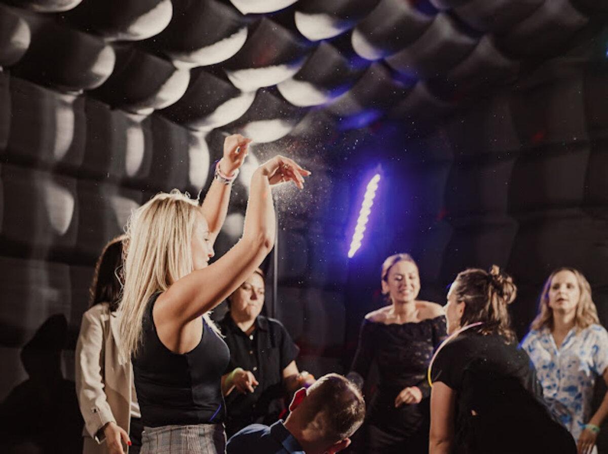 Wnętrze mobilnego klubu iClub podczas imprezy